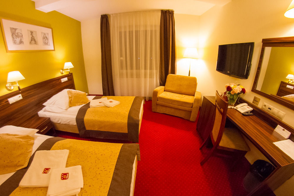 Hotel Pikul Puławy エクステリア 写真