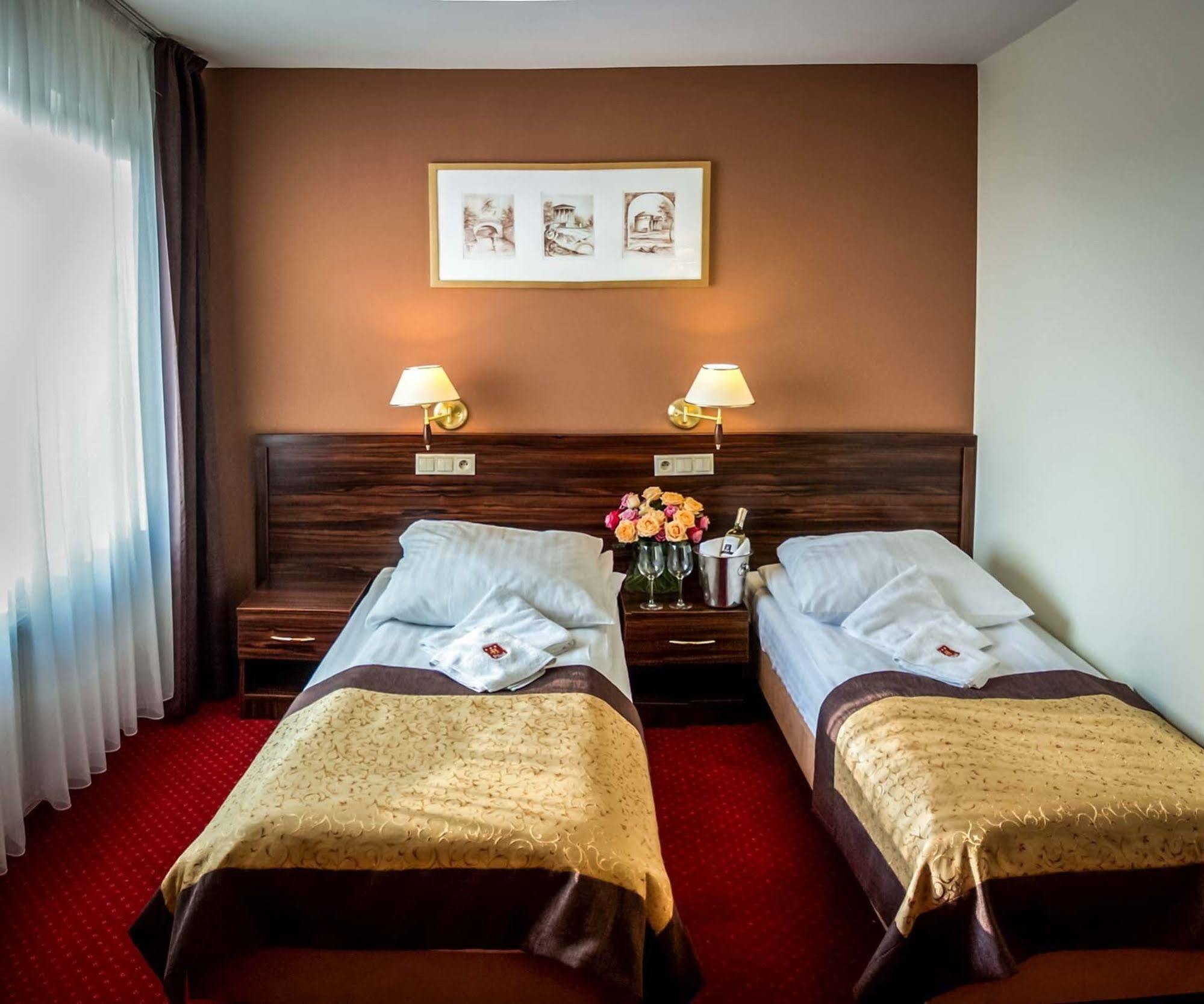 Hotel Pikul Puławy エクステリア 写真