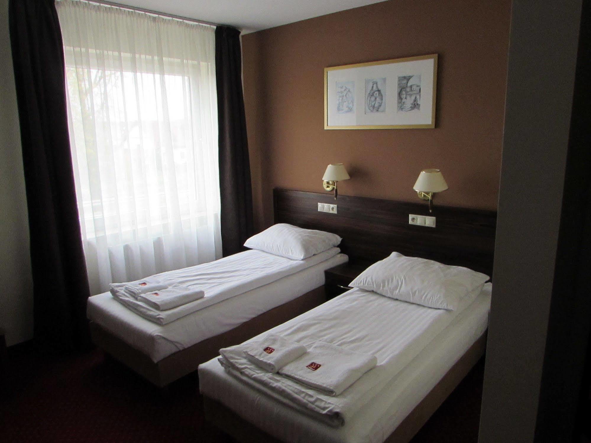 Hotel Pikul Puławy エクステリア 写真