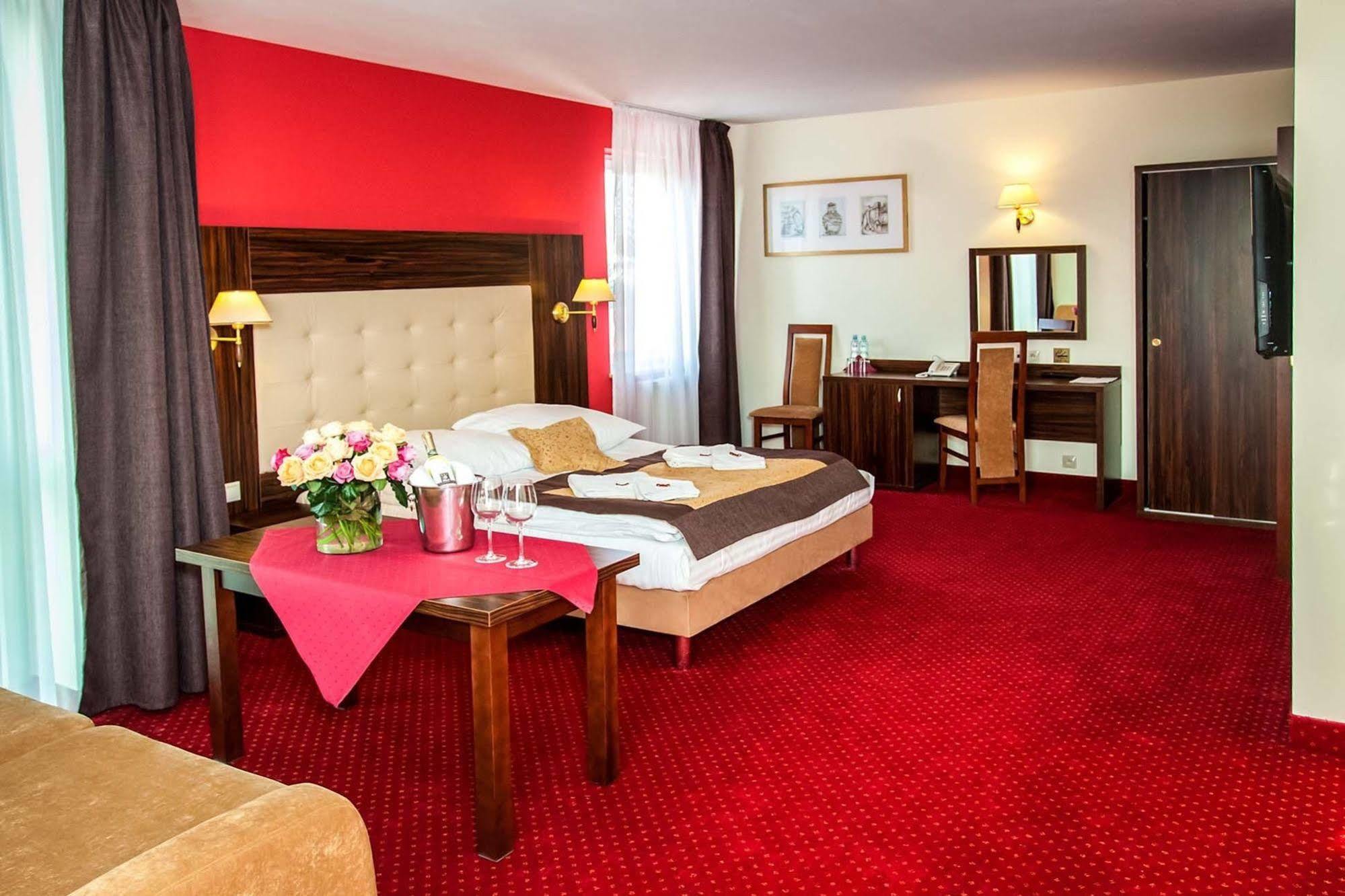 Hotel Pikul Puławy エクステリア 写真