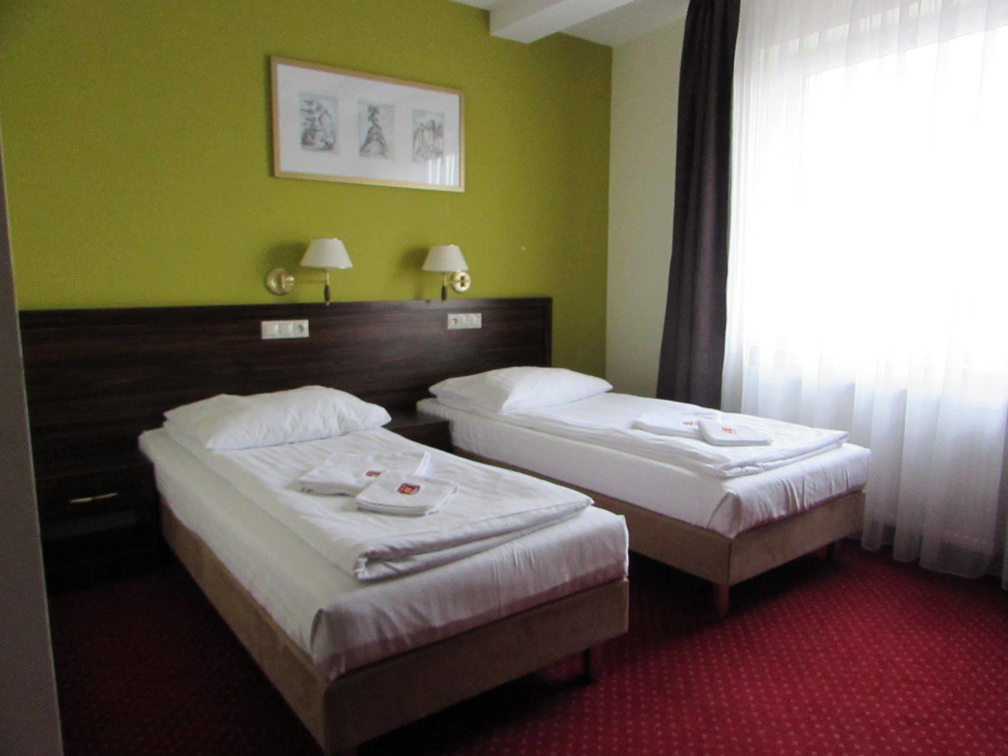 Hotel Pikul Puławy エクステリア 写真