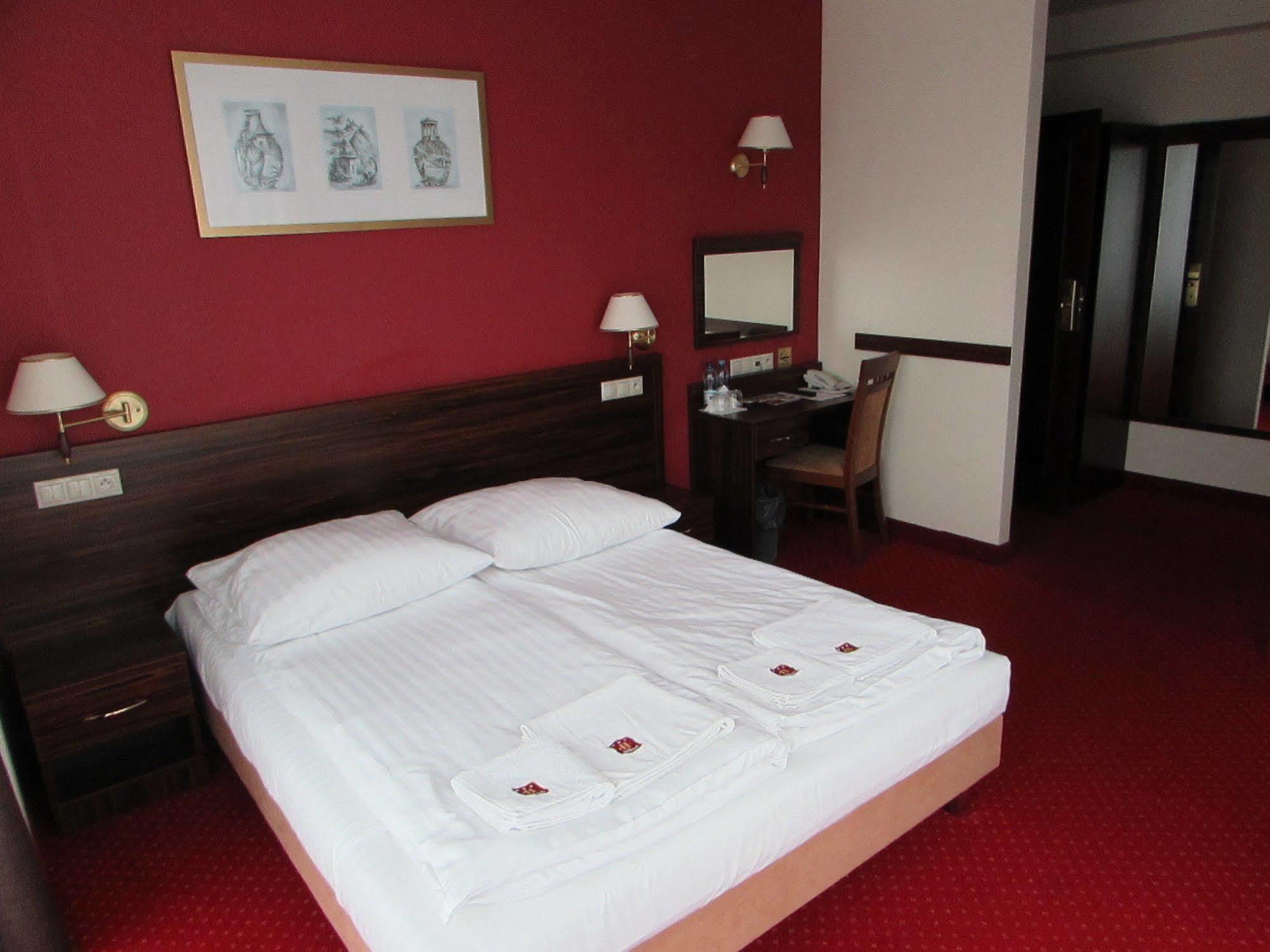 Hotel Pikul Puławy エクステリア 写真