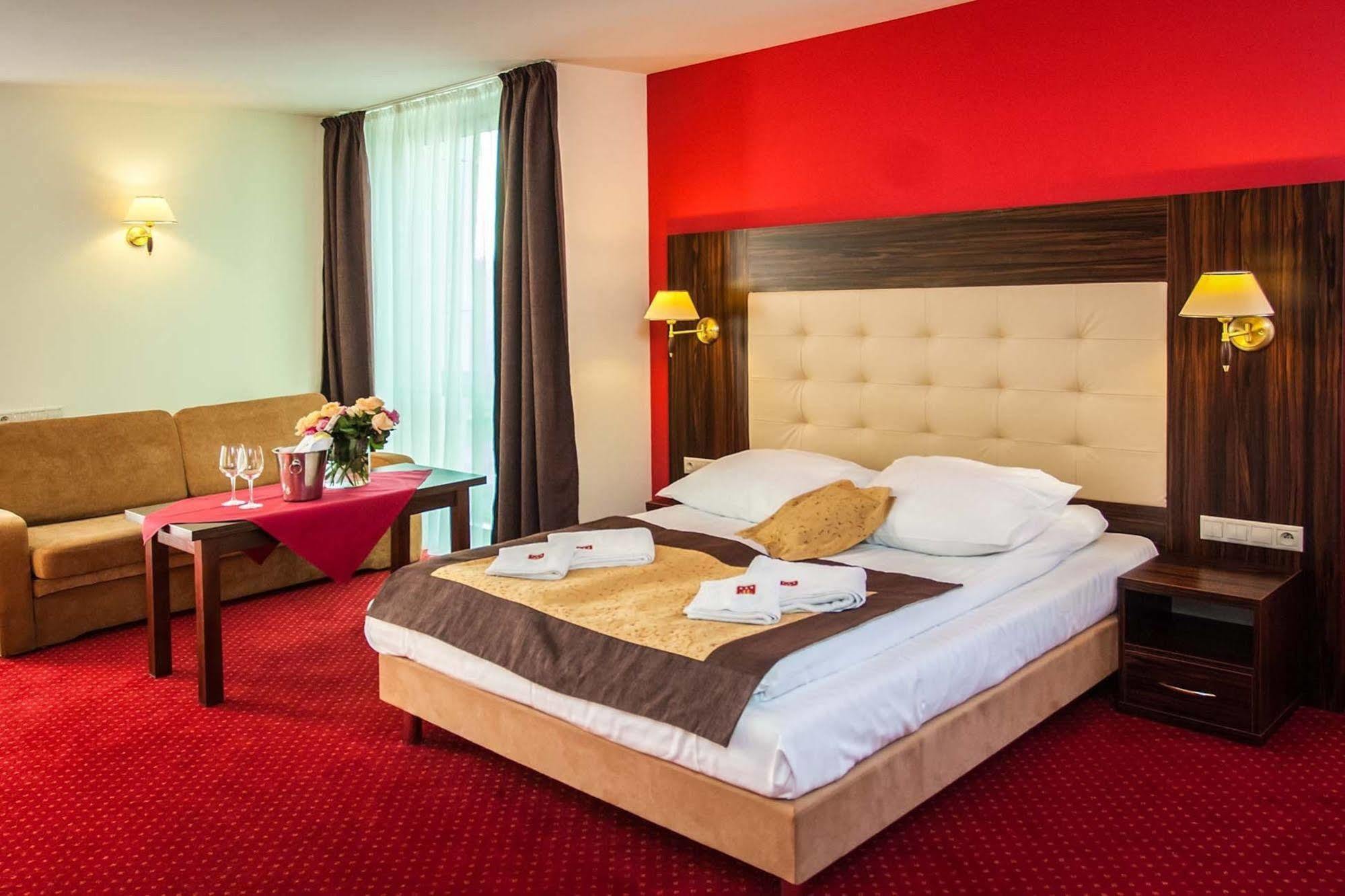 Hotel Pikul Puławy エクステリア 写真