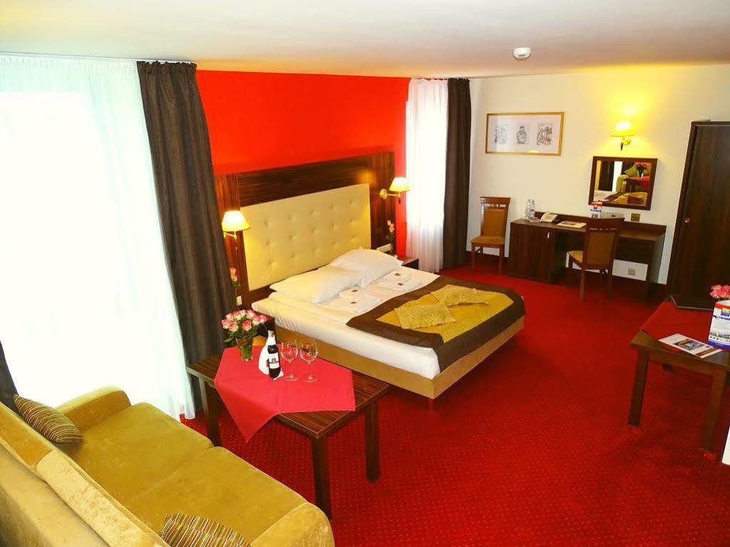 Hotel Pikul Puławy エクステリア 写真