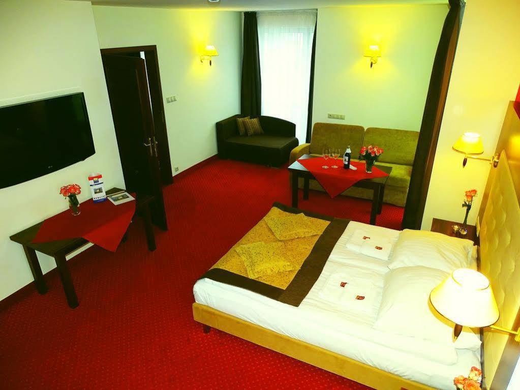 Hotel Pikul Puławy エクステリア 写真