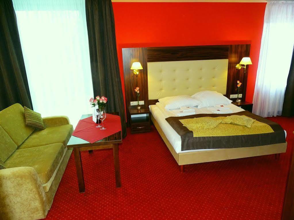 Hotel Pikul Puławy エクステリア 写真