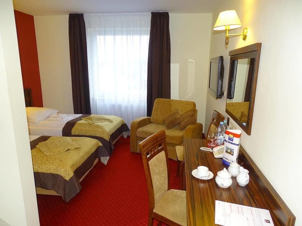 Hotel Pikul Puławy エクステリア 写真